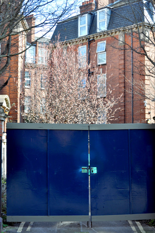 Large gated barrier entrance to Sutton Estate, Chelsea. March 2022.
"No Rights Reserved" (CCO)
